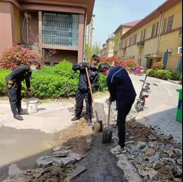阳光城市修复小区破损路面，方便业主安全出行