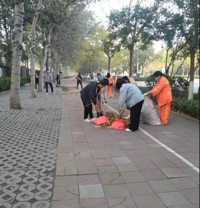聊城大学法学院大学生志愿者走进银湾集团参加环卫工作体验