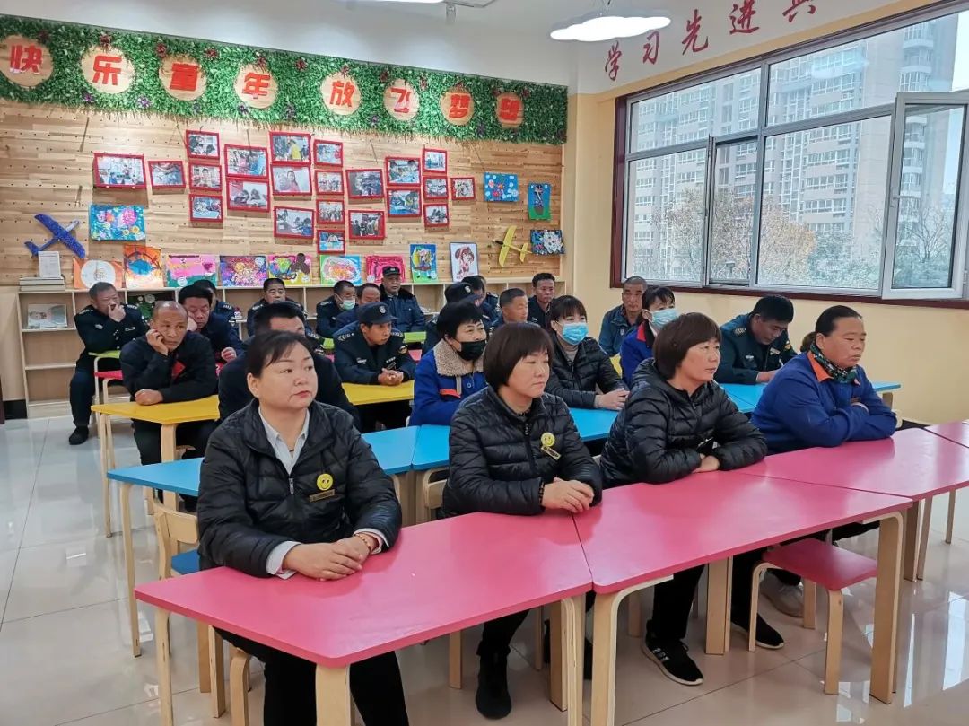 港湾新城举办入户维修服务专题培训会，提升服务意识和水平