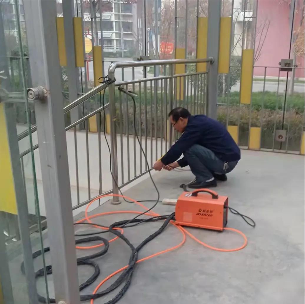 怡欣花园开展园区护栏及扶手专项检修工作 山东银湾物业集团有限公司 昨天