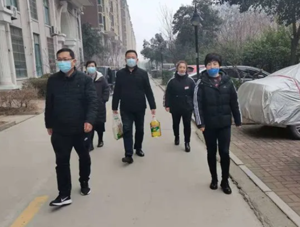 单县工业和信息化局局长赵利兵一行慰问永顺国际花园小区孤寡老人