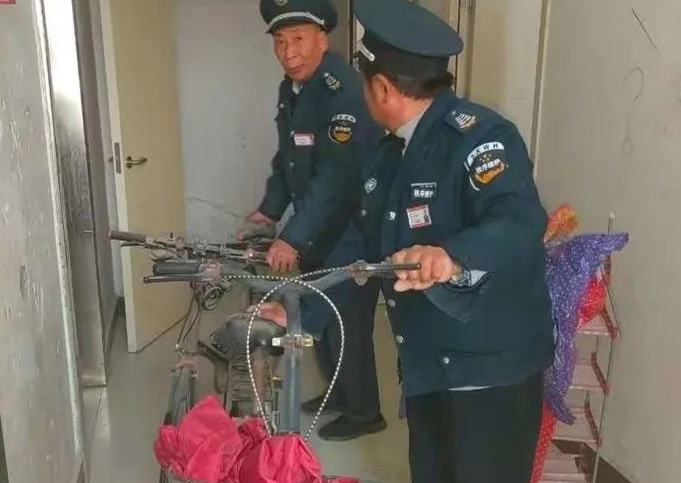 学府佳苑开展卫生死角清理行动，消除安全隐患