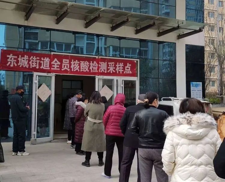 港湾新城志愿者并肩同心抗疫，守望春暖花开！