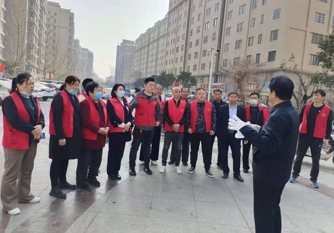 铂金湾红马甲在行动，奉献彰显责任与担当