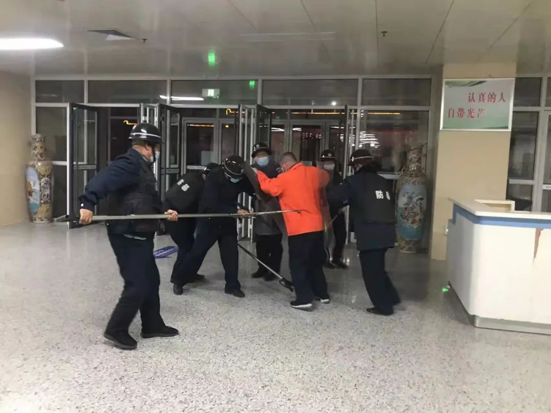 东明县人民医院物业服务中心开展反恐防暴演习，强化应急处置能力