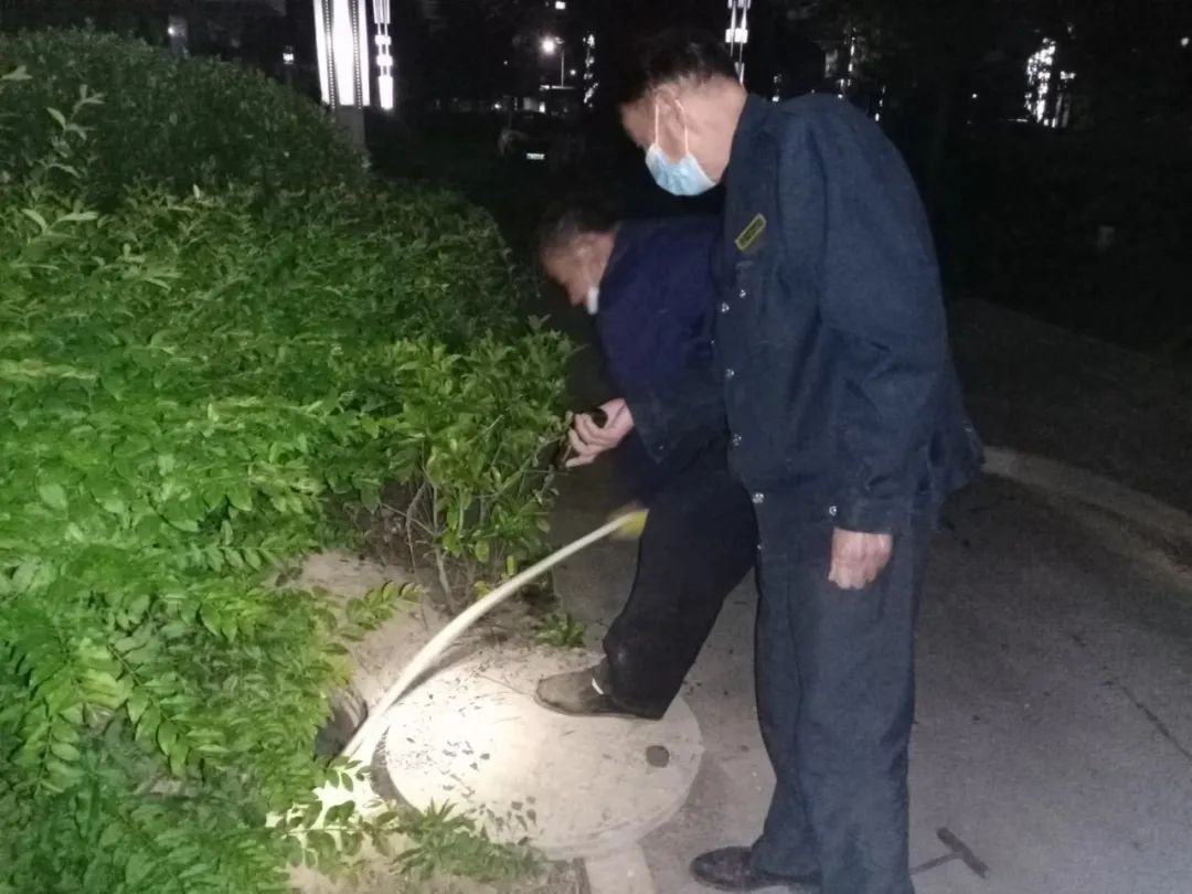 怡欣花园业主家中厨房反水，物业及时疏通解民忧