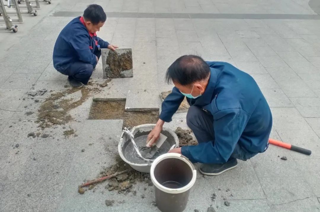 怡欣花园修复大理石路面，及时消除安全隐患