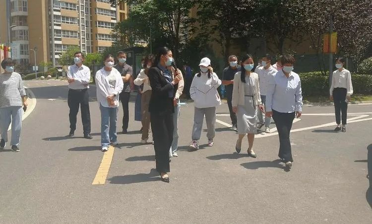 郓城县委组织部、县房产服务中心到港湾新城观摩红色物业推进工作