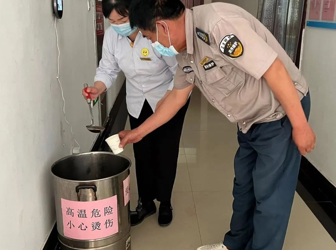 创城ING：港湾新城开启防暑降温送清凉活动