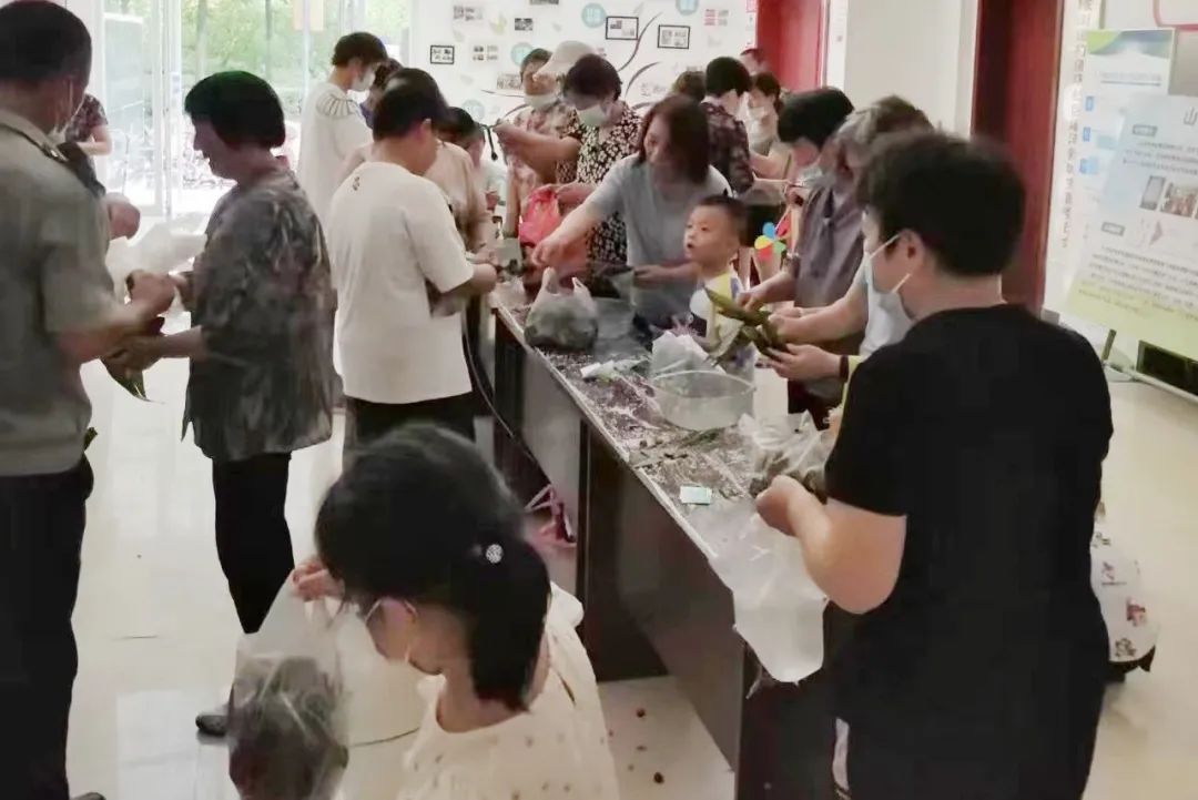 港湾新城举行“粽叶飘香迎端午，和谐邻里和谐情”包粽子比赛