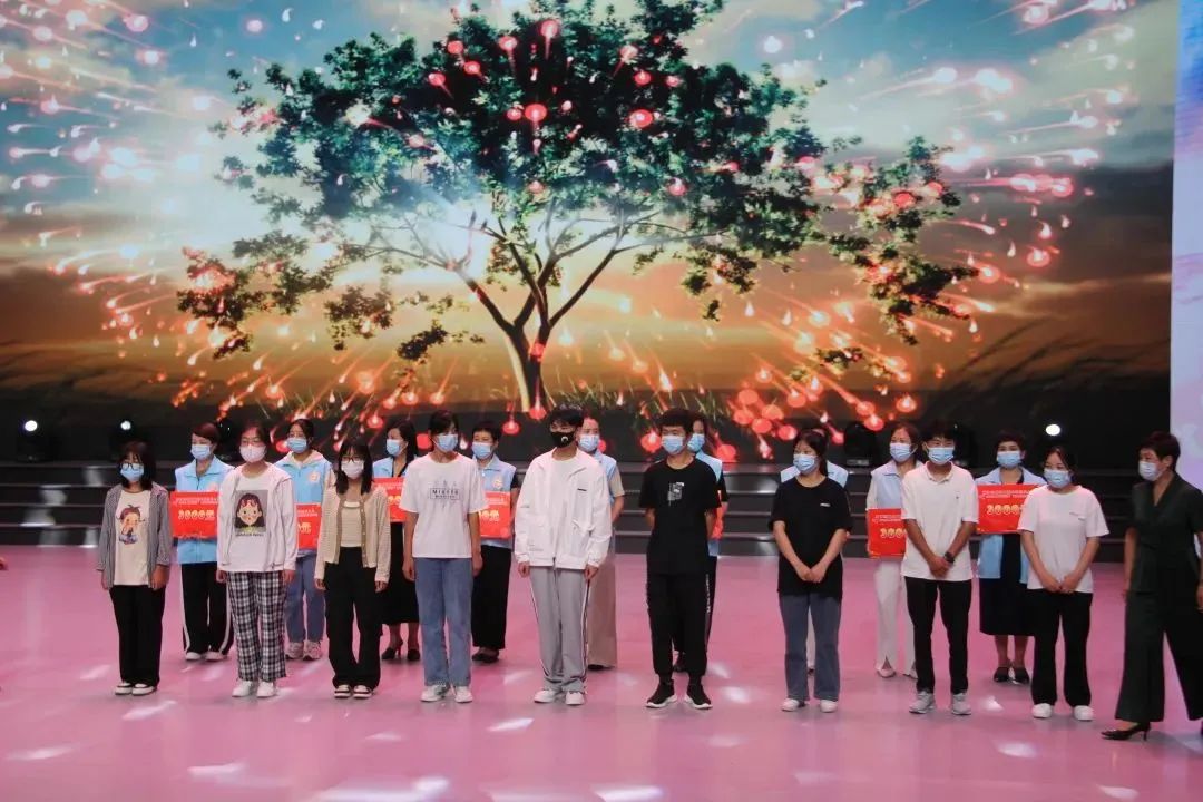 董事长李如燕出席菏泽市第四届准大学生成人礼暨“2022圆梦行动”慈善援助公益大会并捐赠2万元助学金