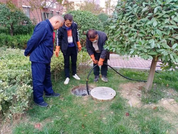 怡欣花园开展业主厨房共用排水管道疏通工作，解决居民烦心事