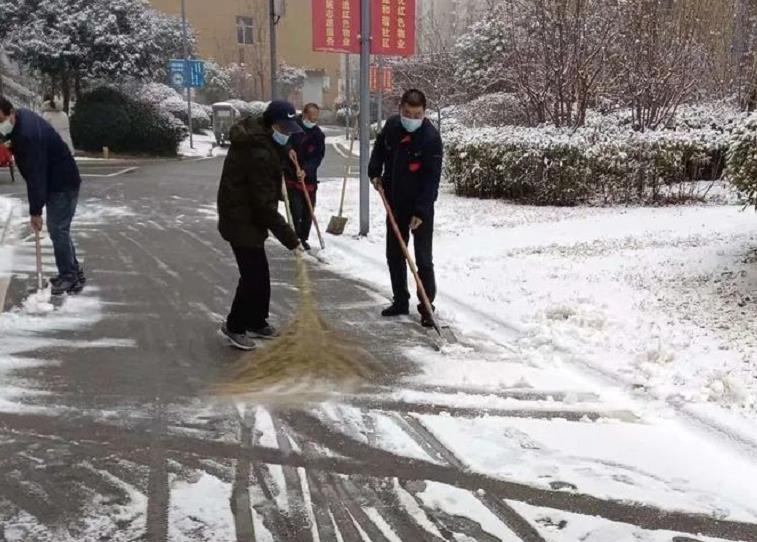 港湾新城及时清理小区道路积雪，确保小区居民出行安全
