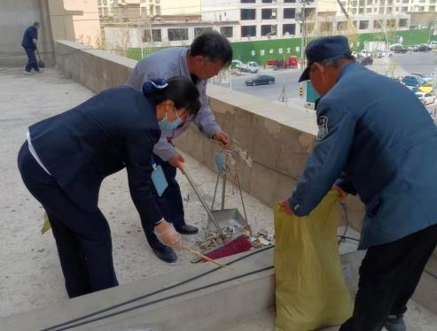 天正·中央大街开展楼顶平台集中清理行动