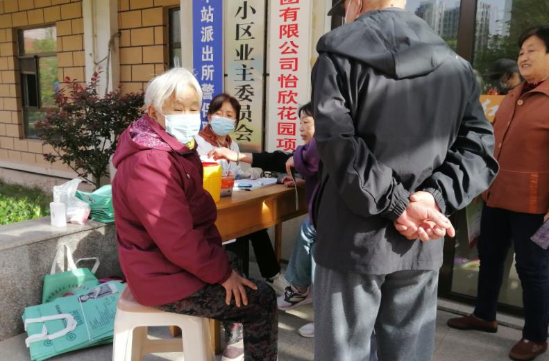 怡欣花园开展爱心义诊进小区便民服务活动