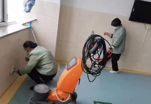 东明县人民医院项目部开展PVC地板蜡专项护理作业