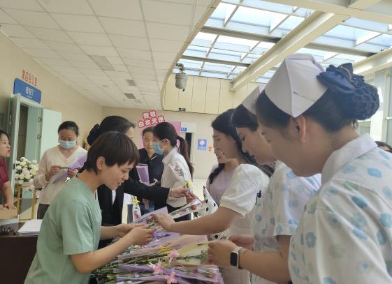 东明县人民医院项目部开展“慰问天使送鲜花”护士节活动