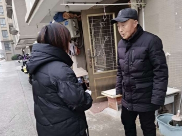 铂金湾开展对小区老人入户走访，保障安全过冬