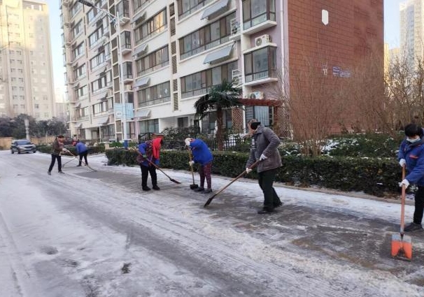 怡欣花园物业铲冰雪，热心居民齐上阵