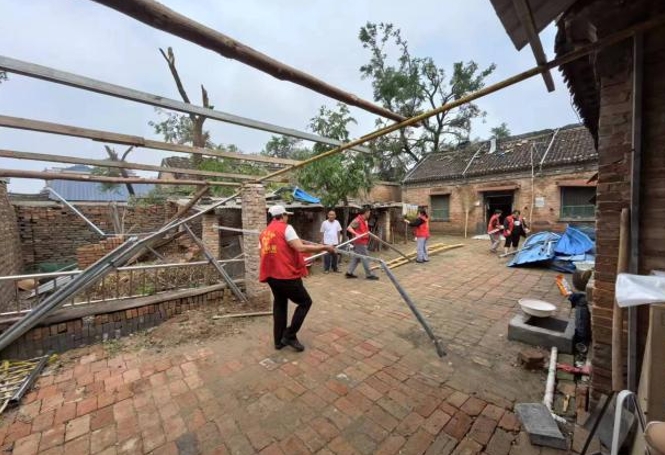 龙卷风过后，东明县银湾养老项目部暖心守护农村特困老人