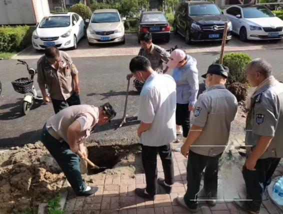 永顺国际花园及时抢修爆裂主管道，恢复园区供水