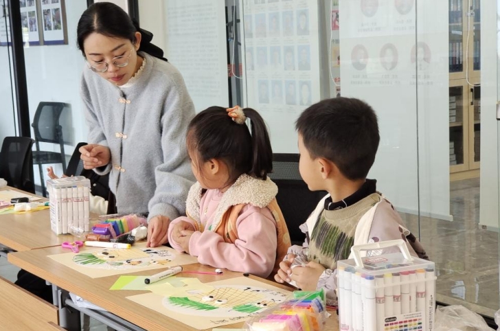铂金华府联合举办善和儿童创意画周末课堂