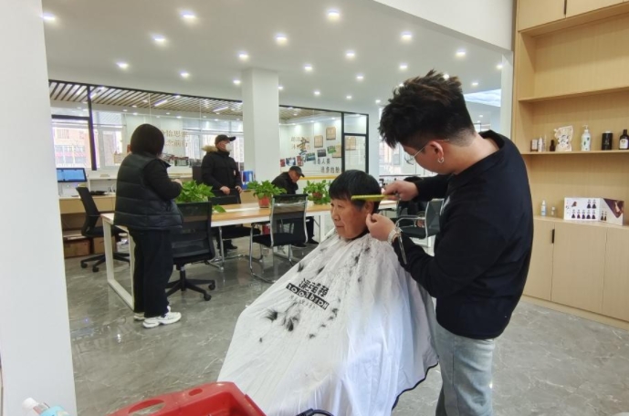 铂金华府联合开展爱心义剪便民服务活动