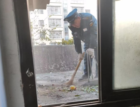 铂金湾开展集中清淤专项行动