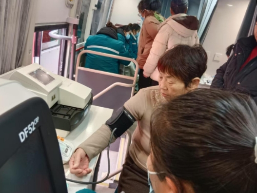 天安·清华苑联合开展“四送四进四提升”服务业主健康义诊活动