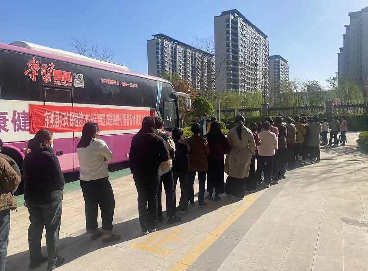 银湾物业丨明丰·理想城联合开展爱心义诊进小区便民服务