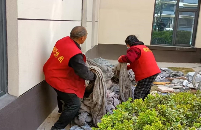 银湾物业丨明丰·幸福里开展楼宇天台集中清理行动