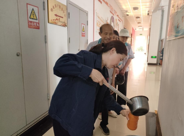 港湾新城关爱一线员工精心熬制消暑绿豆汤