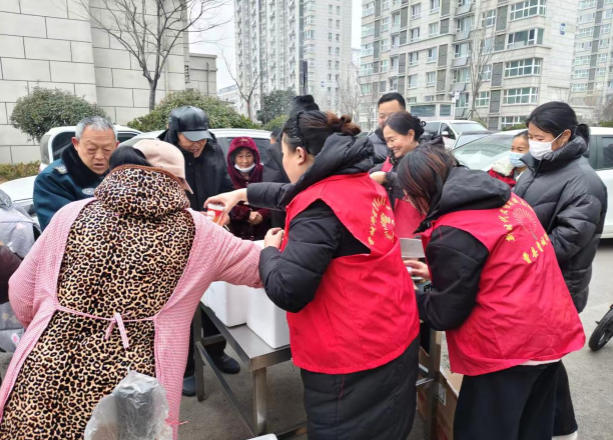 水邑嘉苑：开展“腊八暖心，粥到福到”派送活动