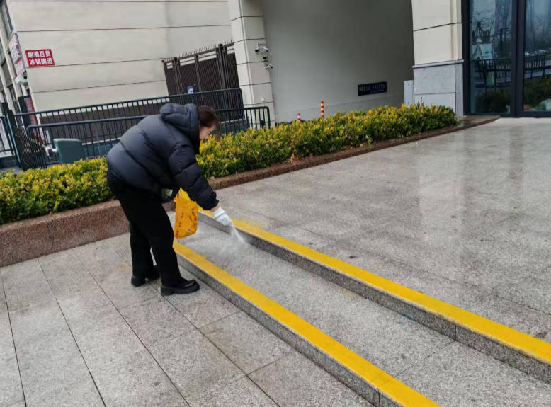 明丰·幸福里：迅速行动破冰除雪，守护业主安全出行