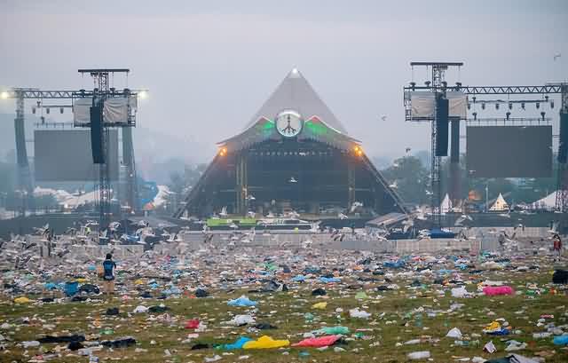 英国最大露天音乐节闭幕 留下近1700吨废物