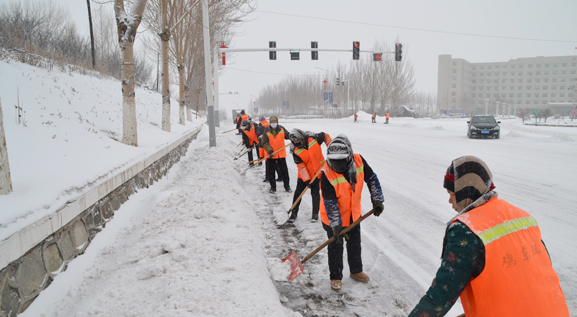 山东菏泽:今冬首场大雪袭城 3000名环卫工奋战扫雪