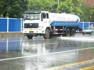 山西太原：雨天环卫车为啥还要清洗路面？