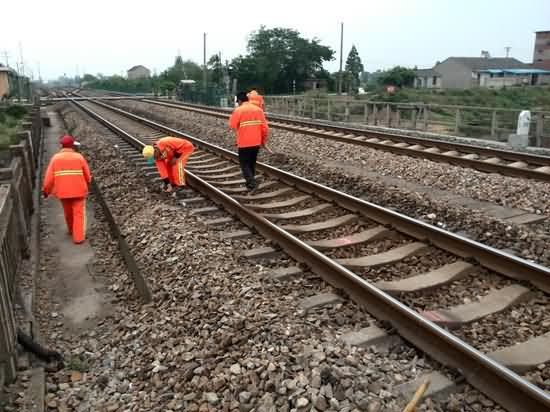 环卫：济南铁路局聊城工务段等4个项目沿线保洁服务