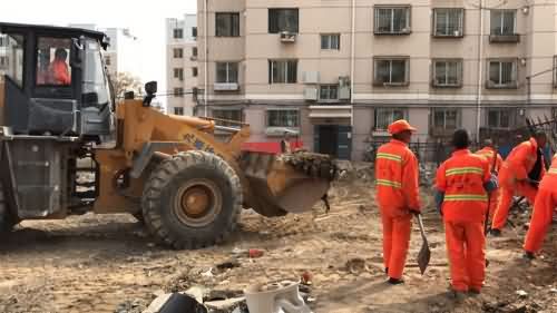 九原环卫清理小区周边无主垃圾