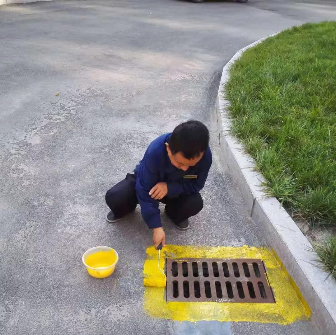 银湾集团｜怡欣花园、东城国际小区垃圾桶定位台和雨污水井盖华丽变身 小区又添新亮点