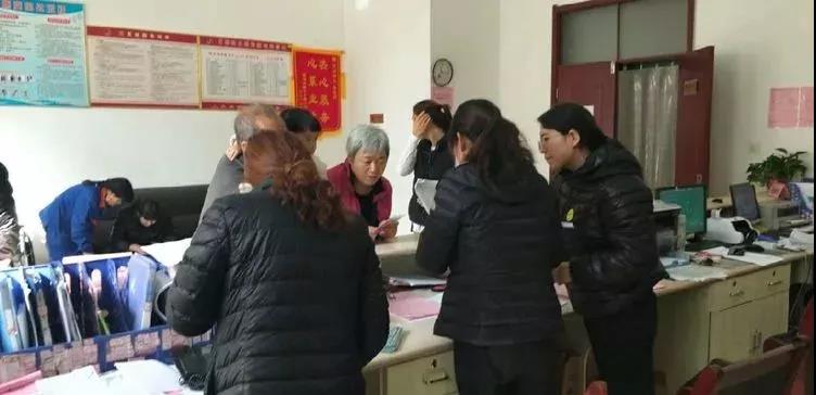   为方便小区业主实名办理二轮电动车车牌，近日，港湾新城物管处与相关部门协调，组织员工为业主在小区内设立临时登记点，集中