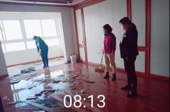 物业专题：港湾新城业主家中跑水，物业员工及时帮助