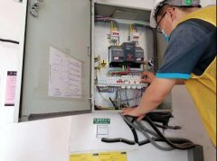 怡欣花园排查电梯机房设备设施 确保电梯安全运行