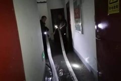 怡欣花园小区暖气管道突发跑水，物业及时协助处理