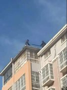 淮海现代城开展楼宇天台废旧太阳能集中清理活动