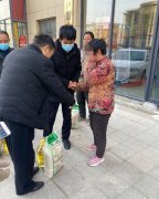 县环保局张建国、王卫生一行走访慰问天正·中央大街困难业主