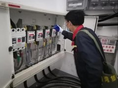 怡欣花园开展低压配电专项检修除尘工作