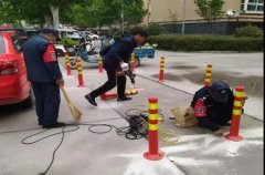 水岸鑫城安装隔离桩，有效改善小区周边秩序