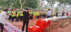 东明县总工会开展关爱职工夏送清凉活动，关爱银湾环卫工人